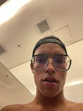 Pokazy przed kamerką – Andres_boy252