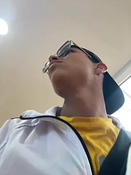 Pokazy przed kamerką – Andres_boy252