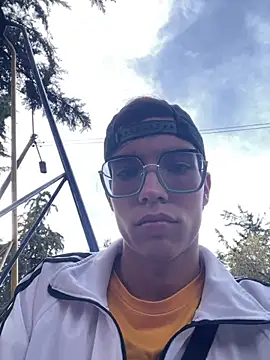 Pokazy przed kamerką – Andres_boy252
