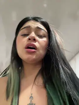 Saray_charmante Show in webcam