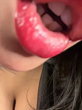 Chatroom XXX en direct de KARISHMA-STRIP