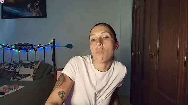 -AliceWonder-'s Live XXX Chat