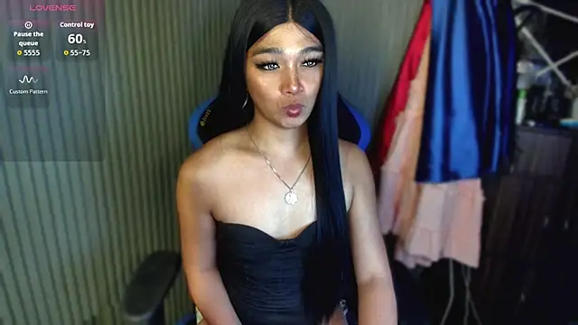 TrinityFucksYou Show in webcam