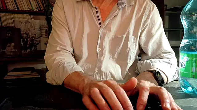 yvanbonar: διαδικτυακό σόου στην κάμερα