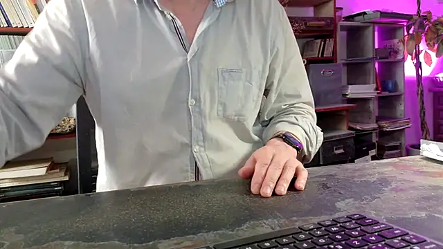צ'אט XXX בשידור חי של yvanbonar