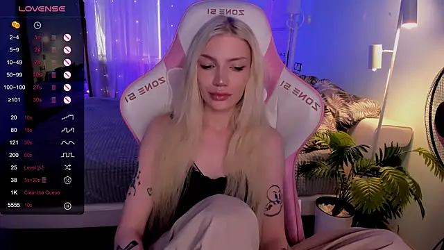 AnyaTaylor_ Show in webcam