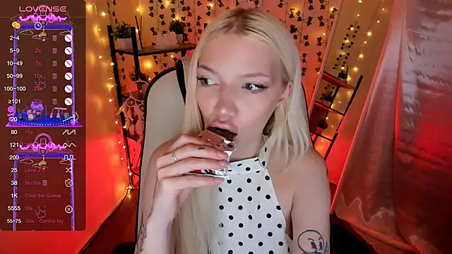 AnyaTaylor_ Pertunjukan Webcam