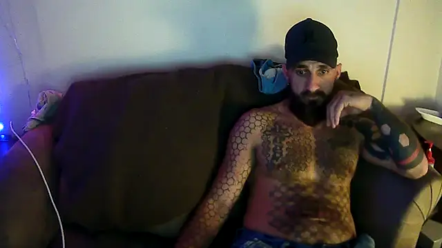Bearlyfuckinglogan's Webcam Show