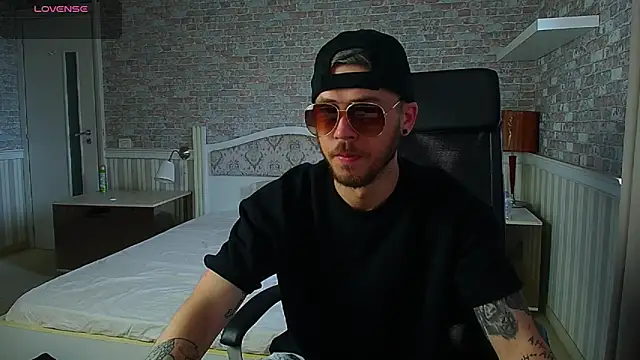 Show modela JonahShaw na web-kameri