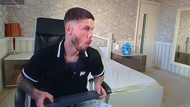 JonahShaw Show in webcam