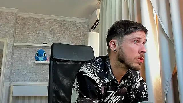 Show modela JonahShaw na web-kameri