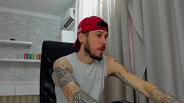 Show modela JonahShaw na web-kameri