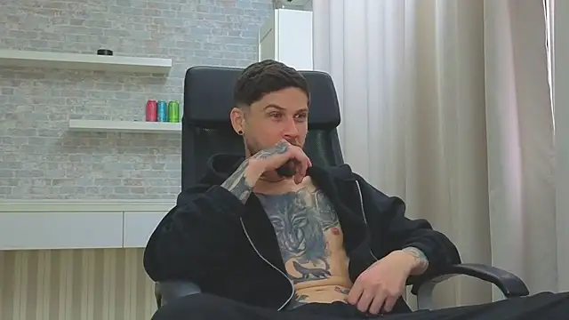 Pokazy przed kamerką – JonahShaw