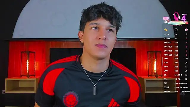 Leo_Savage_ Show in webcam