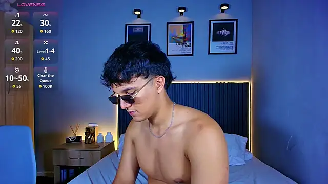 Pertunjukan Kamera Web Leo_Savage_