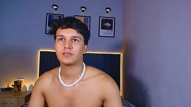 Leo_Savage_ Show in webcam