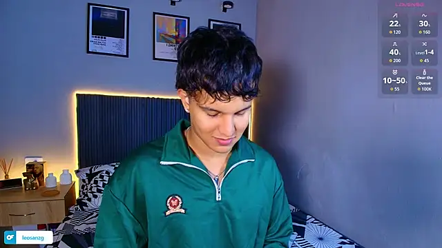 Leo_Savage_ Show in webcam