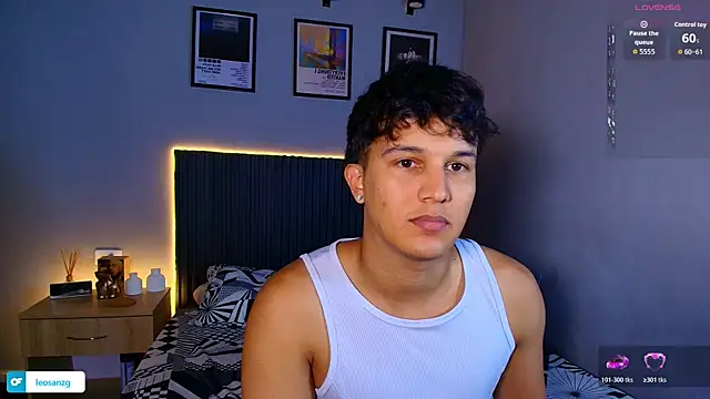 Leo_Savage_ Show in webcam