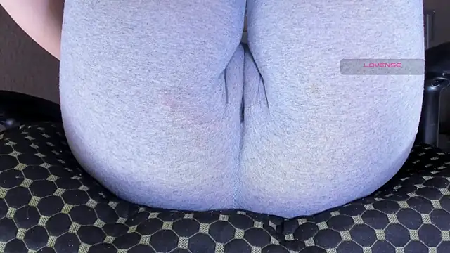 Вебкам-шоу Cameltoe_squirt_inPants