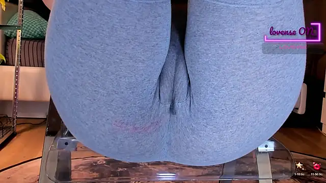 Cameltoe_squirt_inPants webcam show