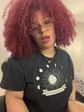 צ'אט XXX בשידור חי של Leyah__