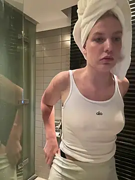 Chloemillerrxx webcam show
