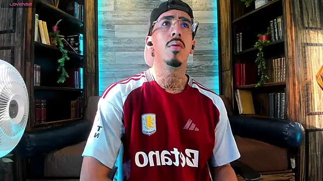 Donovan_Desmond Show in webcam