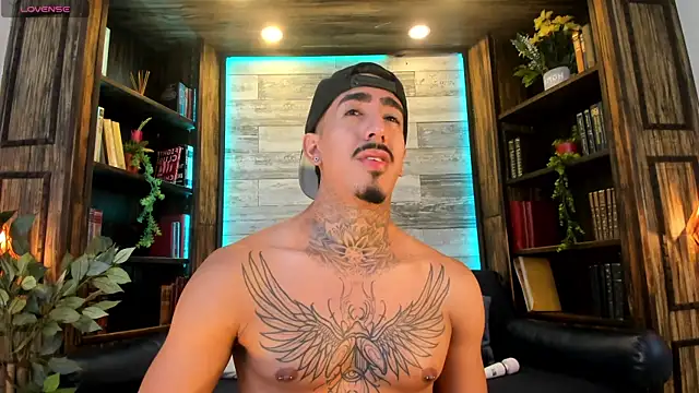 Donovan_Desmond Show in webcam