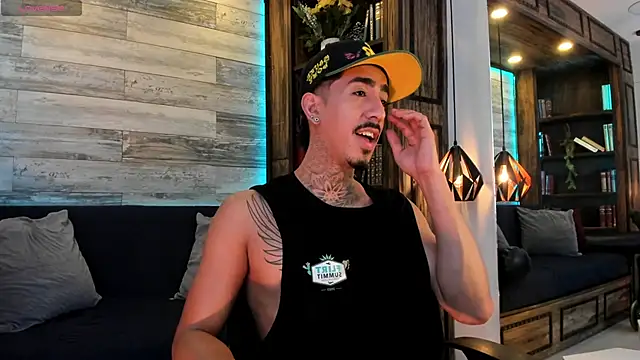 Donovan_Desmond Show in webcam
