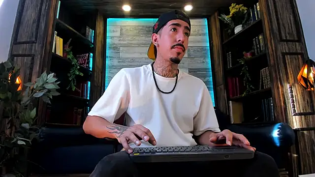 Donovan_Desmond Show in webcam