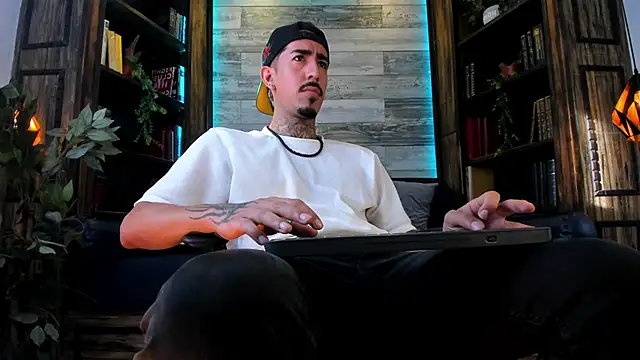 Donovan_Desmond Show in webcam