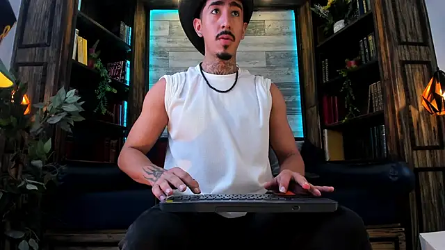 Donovan_Desmond Adlı Modelin Web Kamerası Şovu