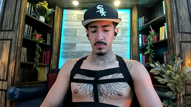 Donovan_Desmond Show in webcam