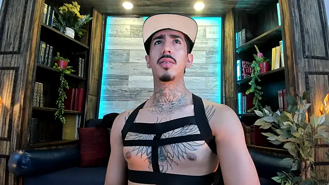 Donovan_Desmond Show in webcam