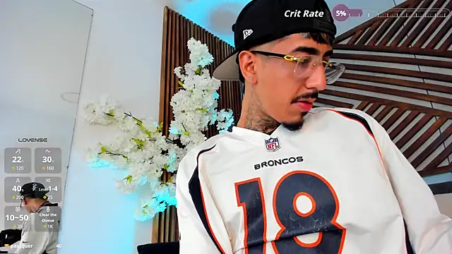 Donovan_Desmond Show in webcam