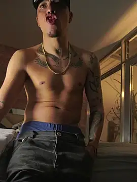 AlphaMasterXxx Show in webcam