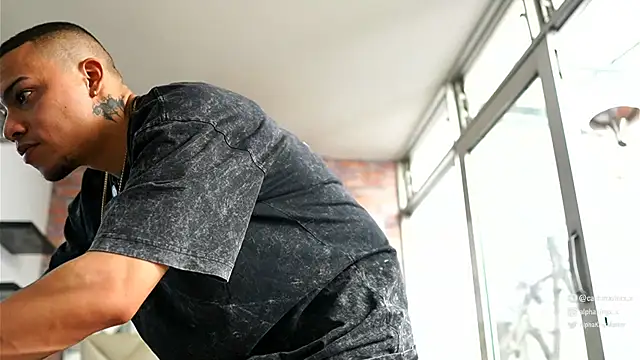 AlphaMasterXxx webkamerás műsora