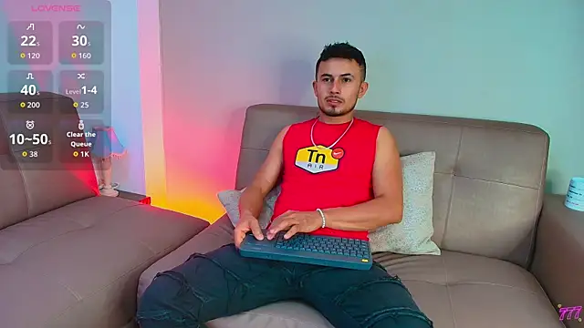Valentiinoss: διαδικτυακό σόου στην κάμερα