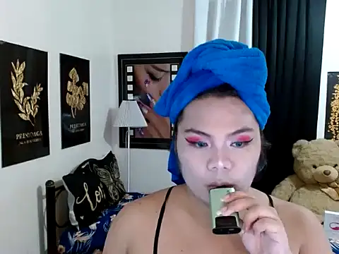 TSbrianaHugeCock: διαδικτυακό σόου στην κάμερα