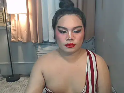 Show modela TSbrianaHugeCock na web-kameri