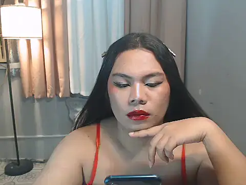 TSbrianaHugeCock webkamerás műsora