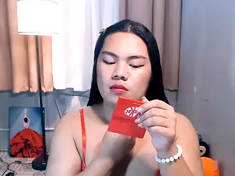Show modela TSbrianaHugeCock na web-kameri