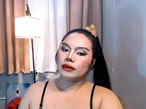Show modela TSbrianaHugeCock na web-kameri