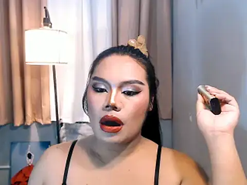 Show modela TSbrianaHugeCock na web-kameri