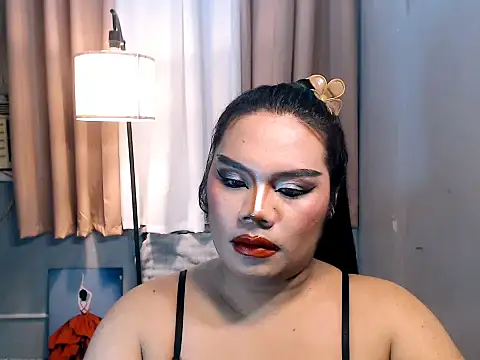 TSbrianaHugeCock webkamerás műsora