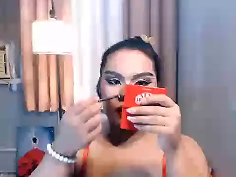 Show modela TSbrianaHugeCock na web-kameri