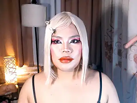Show modela TSbrianaHugeCock na web-kameri