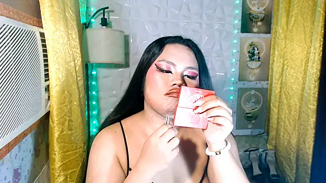 Show modela TSbrianaHugeCock na web-kameri