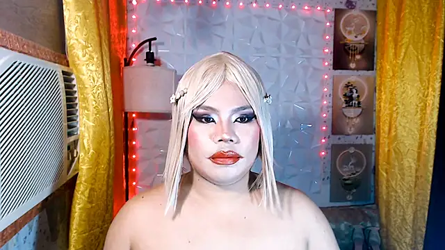 Show modela TSbrianaHugeCock na web-kameri