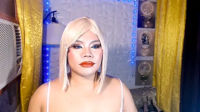 Show modela TSbrianaHugeCock na web-kameri